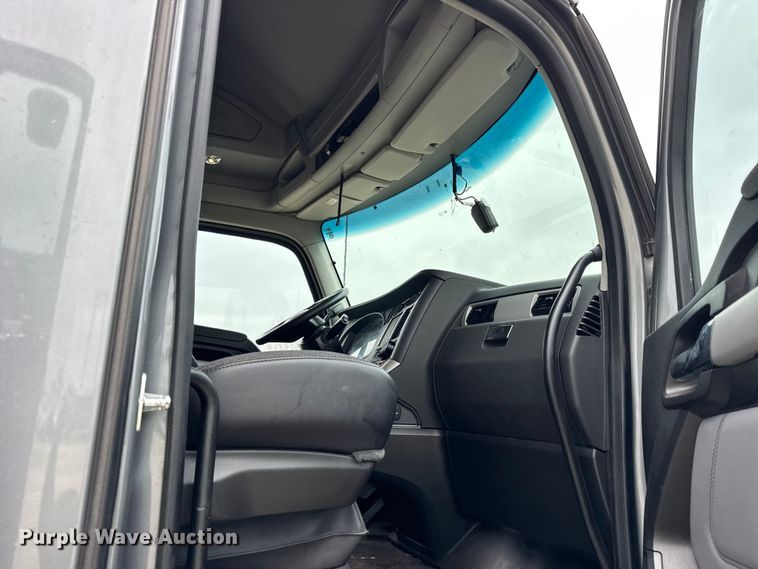 image for item YA1520 2022 Kenworth T680 semi truck