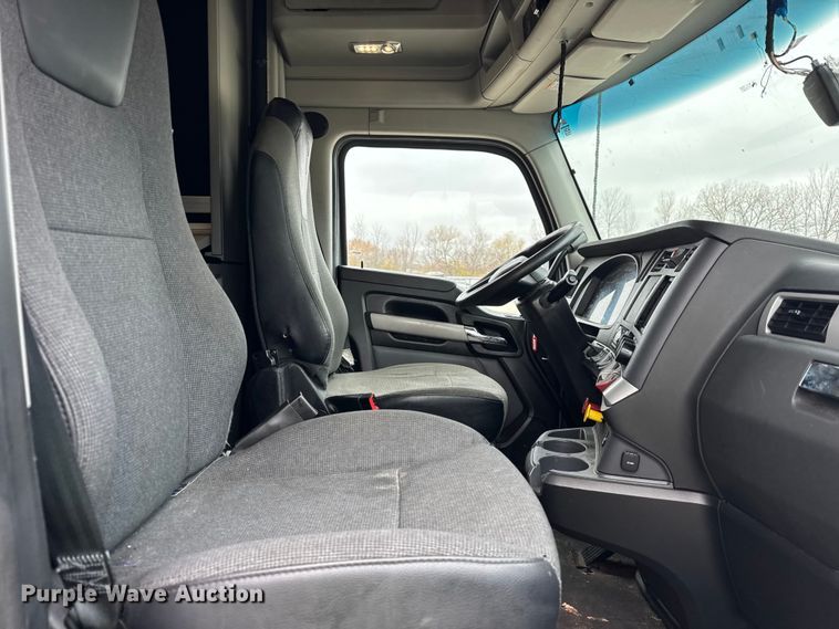 image for item YA1520 2022 Kenworth T680 semi truck