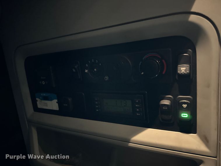 image for item YA1520 2022 Kenworth T680 semi truck