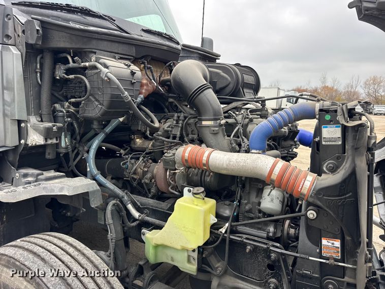 image for item YA1520 2022 Kenworth T680 semi truck