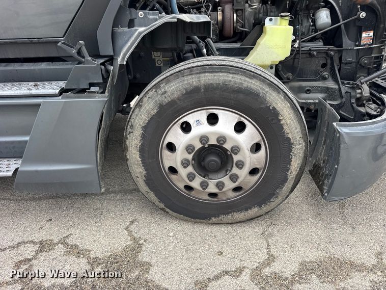 image for item YA1520 2022 Kenworth T680 semi truck