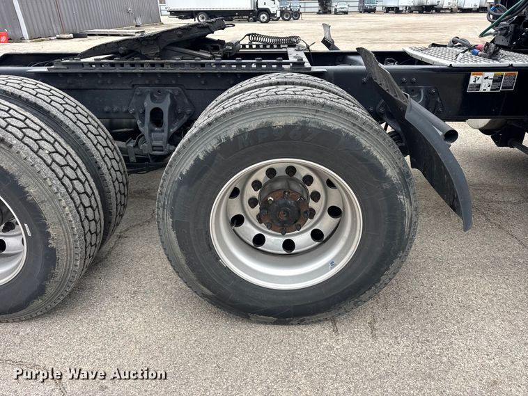 image for item YA1520 2022 Kenworth T680 semi truck