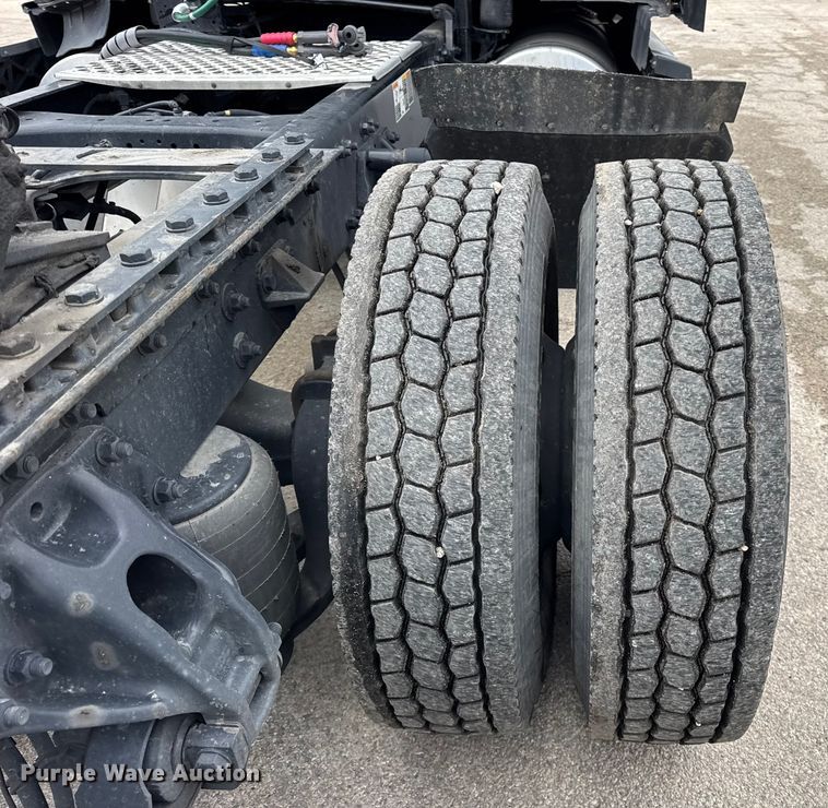 image for item YA1520 2022 Kenworth T680 semi truck