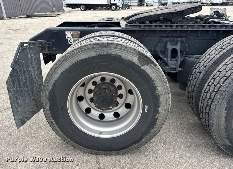 image for item YA1520 2022 Kenworth T680 semi truck