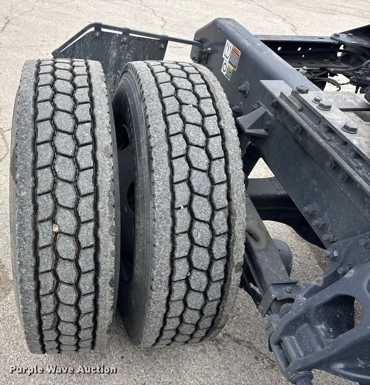 image for item YA1520 2022 Kenworth T680 semi truck