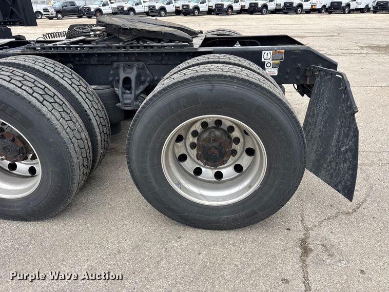 image for item YA1520 2022 Kenworth T680 semi truck