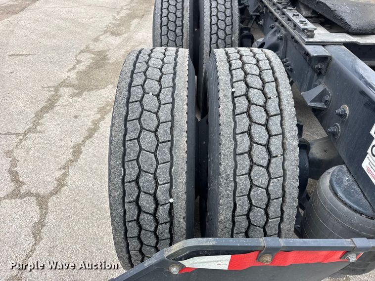 image for item YA1520 2022 Kenworth T680 semi truck