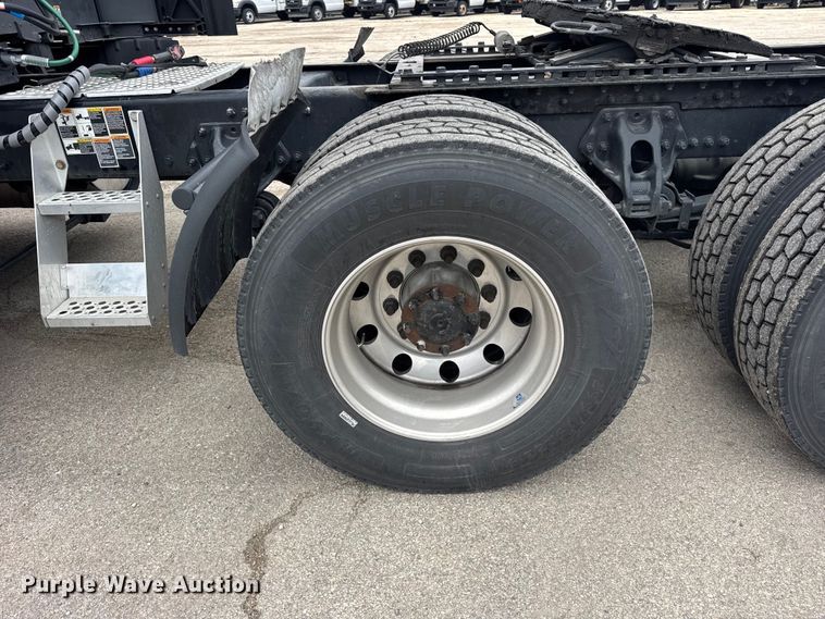 image for item YA1520 2022 Kenworth T680 semi truck