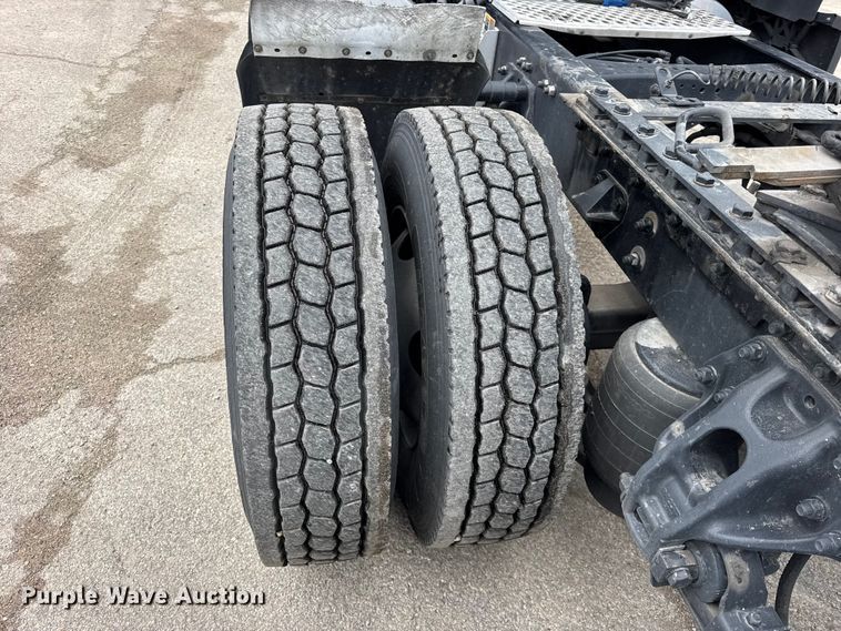 image for item YA1520 2022 Kenworth T680 semi truck