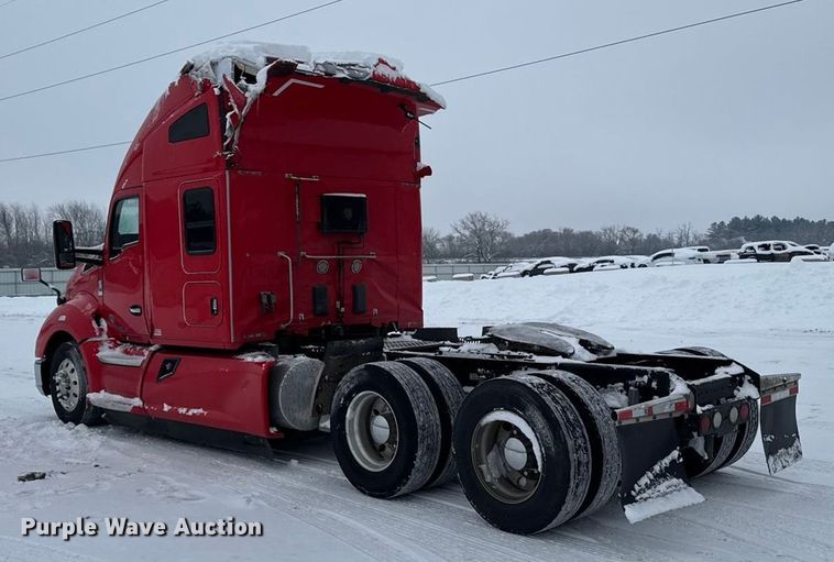 image for item YA1685 2019 Kenworth T680 semi truck