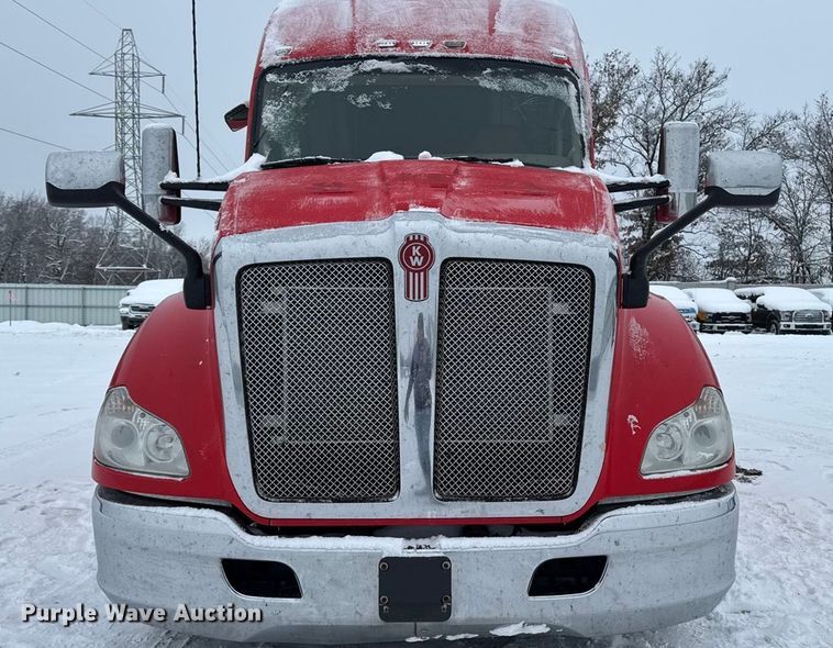 image for item YA1685 2019 Kenworth T680 semi truck