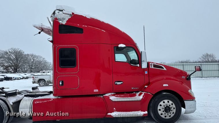 image for item YA1685 2019 Kenworth T680 semi truck