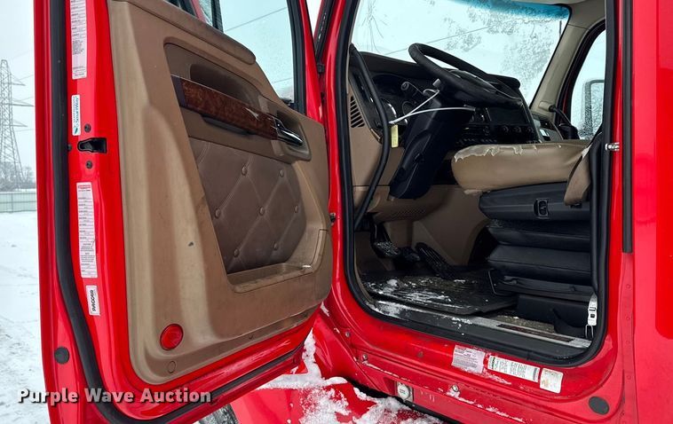 image for item YA1685 2019 Kenworth T680 semi truck