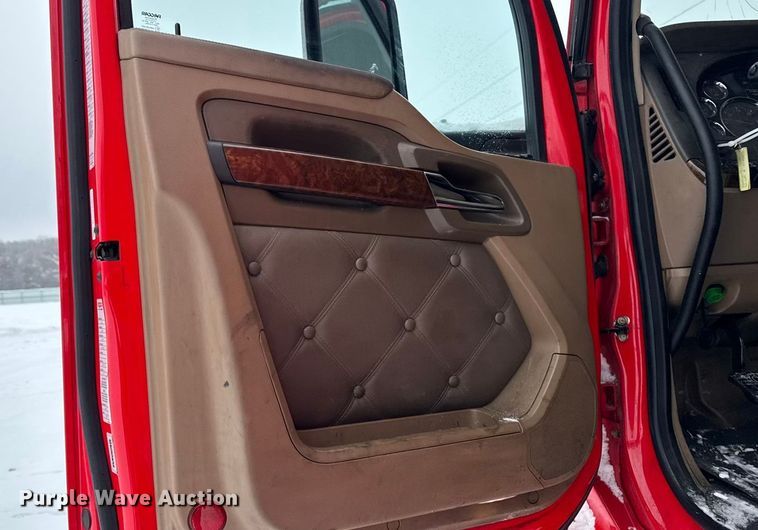 image for item YA1685 2019 Kenworth T680 semi truck