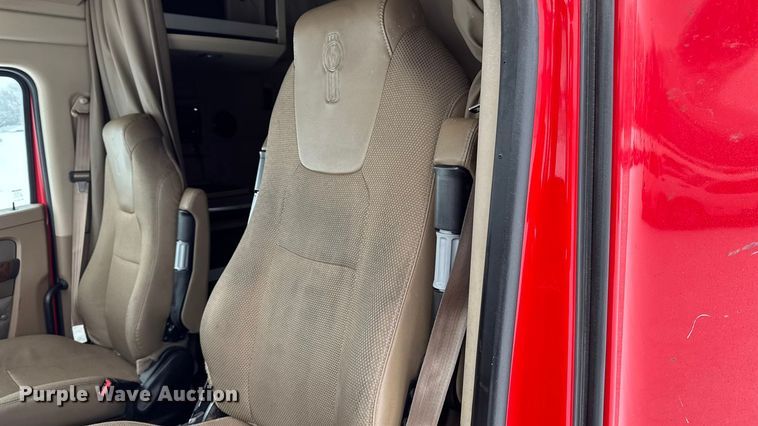 image for item YA1685 2019 Kenworth T680 semi truck