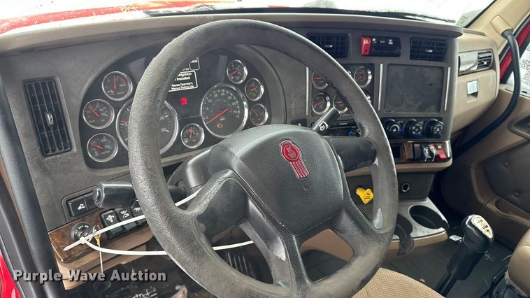 image for item YA1685 2019 Kenworth T680 semi truck