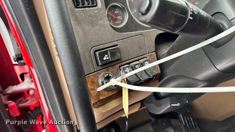 image for item YA1685 2019 Kenworth T680 semi truck