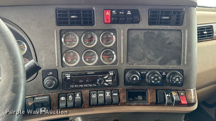 image for item YA1685 2019 Kenworth T680 semi truck