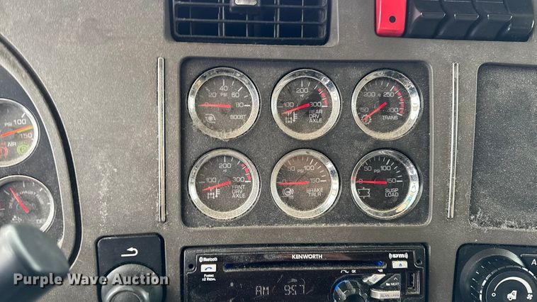 image for item YA1685 2019 Kenworth T680 semi truck