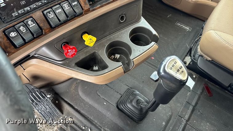 image for item YA1685 2019 Kenworth T680 semi truck