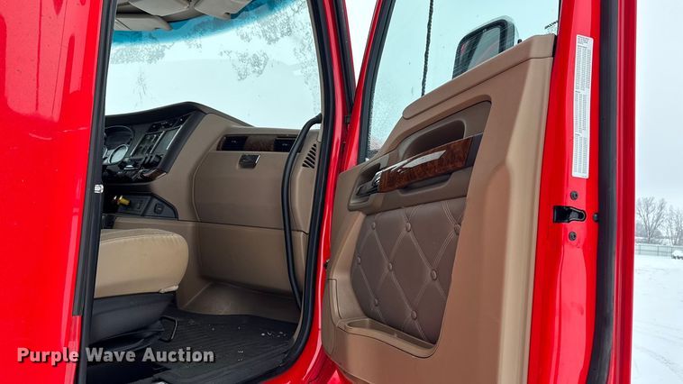 image for item YA1685 2019 Kenworth T680 semi truck