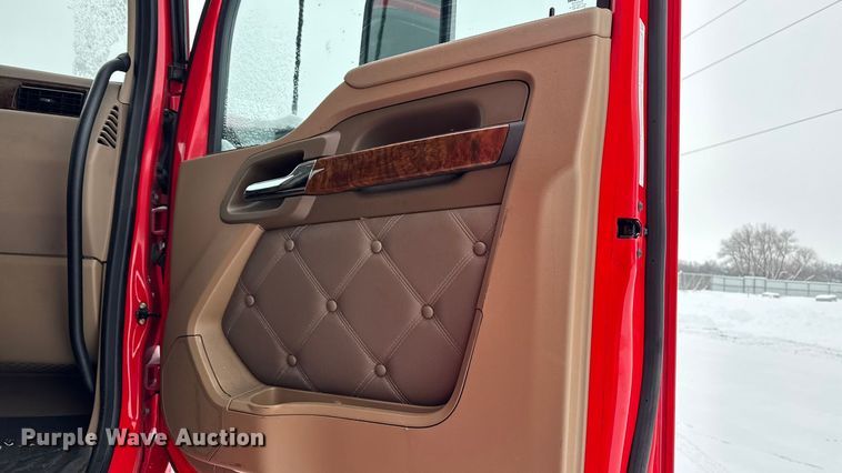 image for item YA1685 2019 Kenworth T680 semi truck