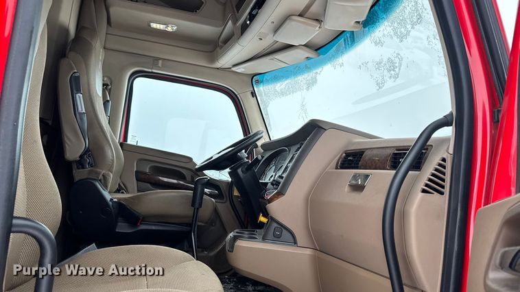 image for item YA1685 2019 Kenworth T680 semi truck