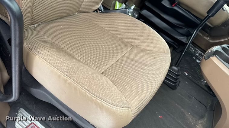 image for item YA1685 2019 Kenworth T680 semi truck