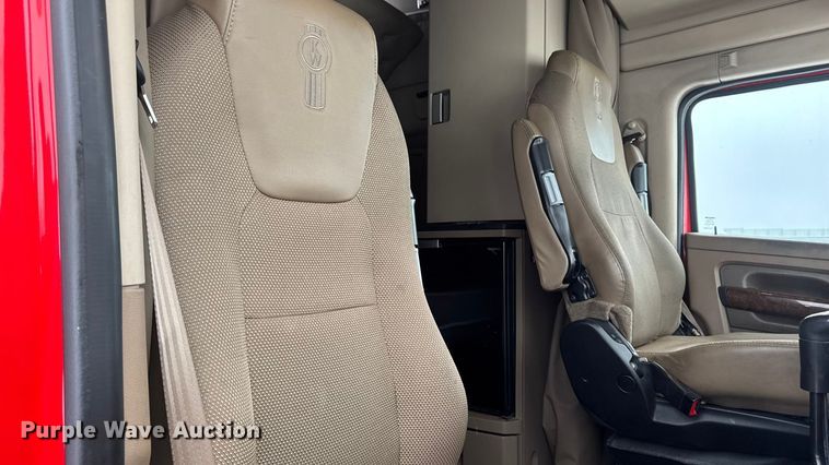 image for item YA1685 2019 Kenworth T680 semi truck