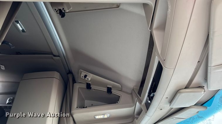 image for item YA1685 2019 Kenworth T680 semi truck