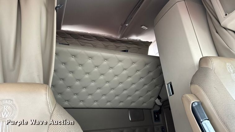 image for item YA1685 2019 Kenworth T680 semi truck