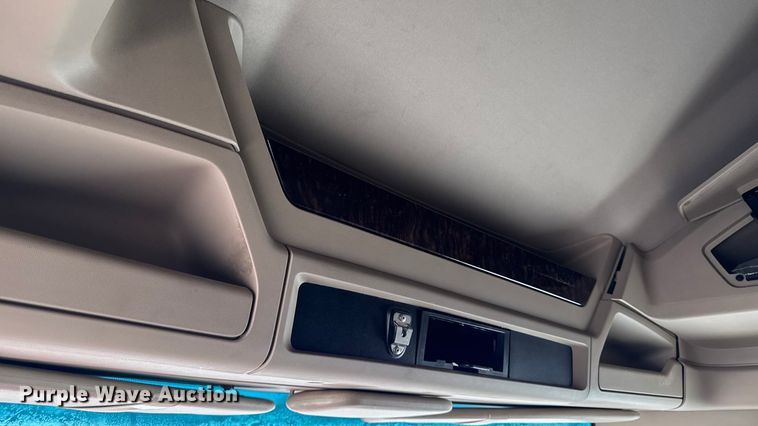 image for item YA1685 2019 Kenworth T680 semi truck