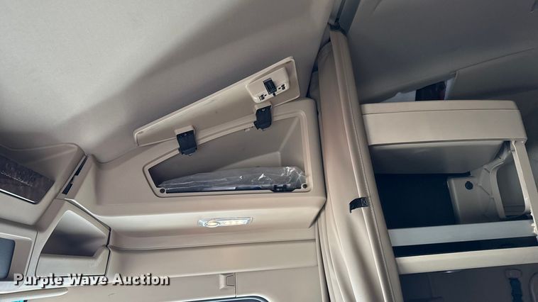 image for item YA1685 2019 Kenworth T680 semi truck