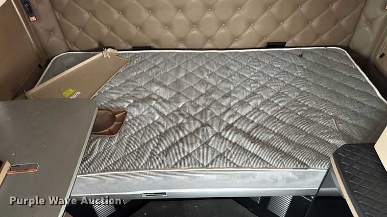 image for item YA1685 2019 Kenworth T680 semi truck