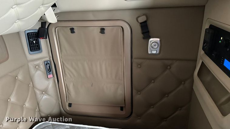 image for item YA1685 2019 Kenworth T680 semi truck