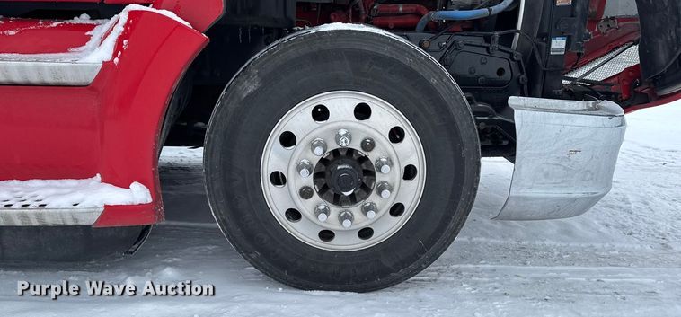 image for item YA1685 2019 Kenworth T680 semi truck