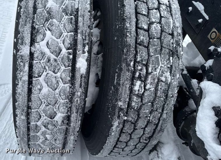 image for item YA1685 2019 Kenworth T680 semi truck