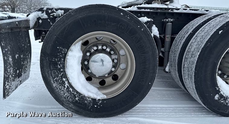 image for item YA1685 2019 Kenworth T680 semi truck