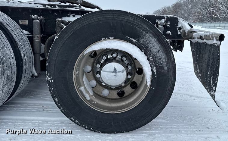 image for item YA1685 2019 Kenworth T680 semi truck