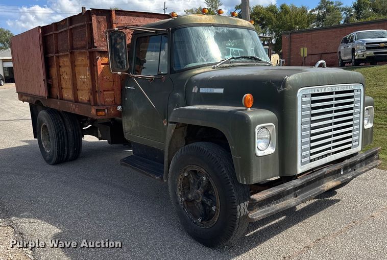 image for item DP8878 1977 International Loadstar 1600 grain truck