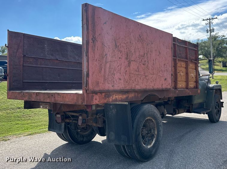 image for item DP8878 1977 International Loadstar 1600 grain truck