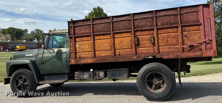 image for item DP8878 1977 International Loadstar 1600 grain truck