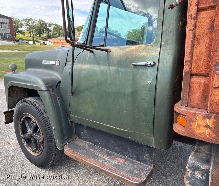 image for item DP8878 1977 International Loadstar 1600 grain truck