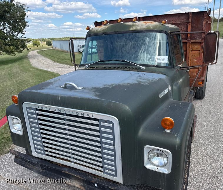 image for item DP8878 1977 International Loadstar 1600 grain truck