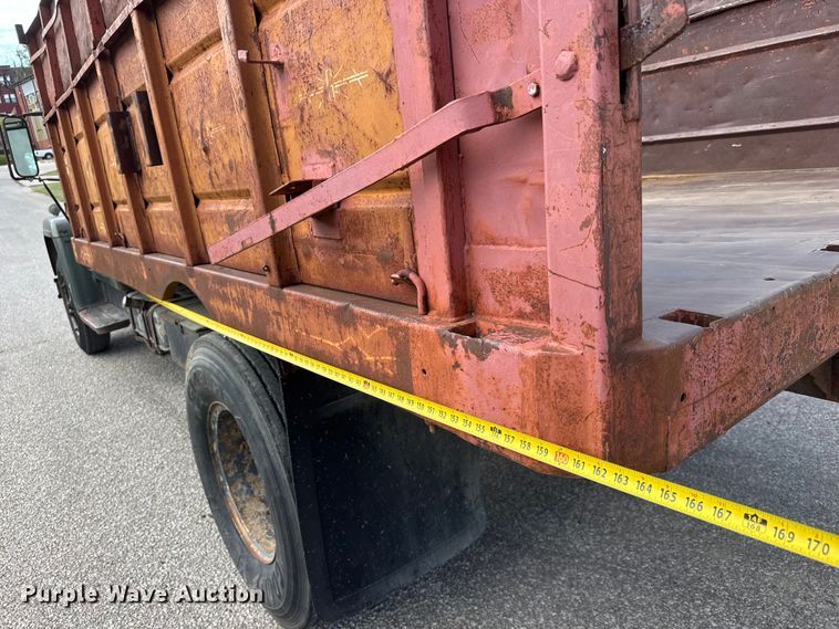 image for item DP8878 1977 International Loadstar 1600 grain truck