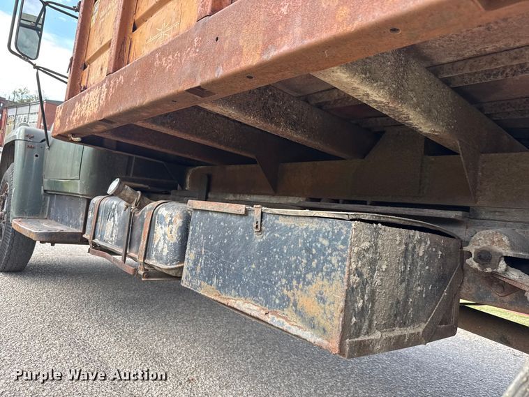 image for item DP8878 1977 International Loadstar 1600 grain truck