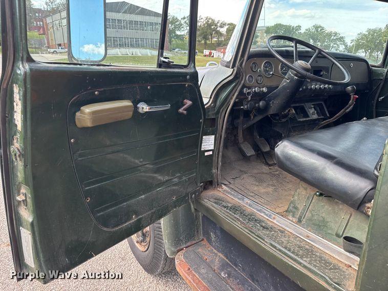 image for item DP8878 1977 International Loadstar 1600 grain truck