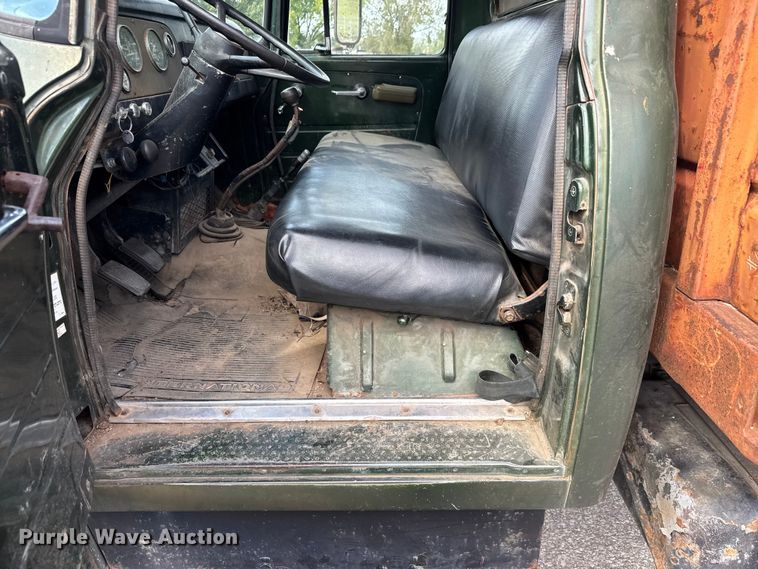 image for item DP8878 1977 International Loadstar 1600 grain truck