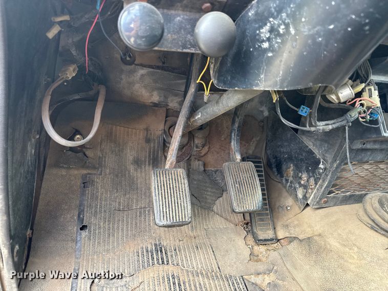 image for item DP8878 1977 International Loadstar 1600 grain truck