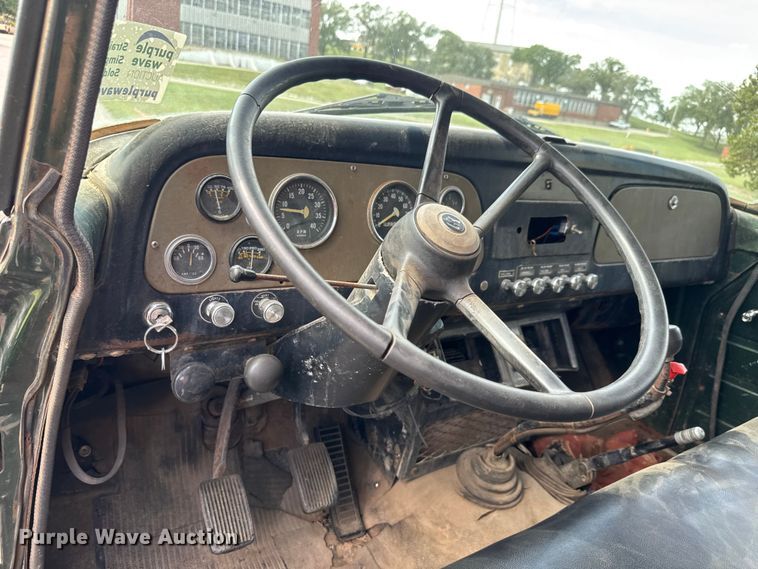 image for item DP8878 1977 International Loadstar 1600 grain truck